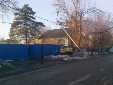 &laquo;копейка&raquo; свалила столб: в ДТП пострадал водитель авто