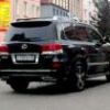 Водитель на тонированном внедорожнике едва не сбил молодую маму с коляской